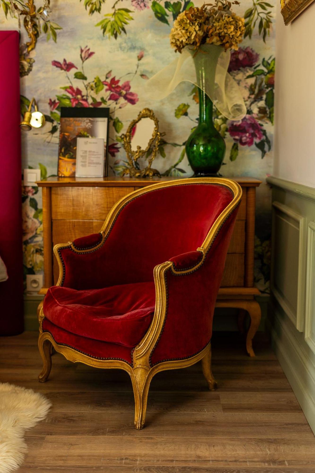 Castel Bois Marie, Maison D'Hotes Montauban Eksteriør bilde A red velvet chair