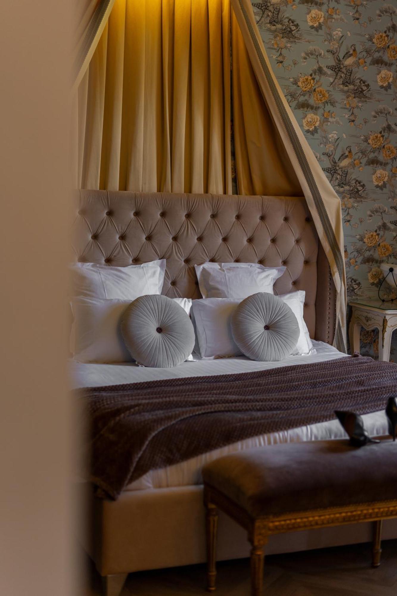 Castel Bois Marie, Maison D'Hotes Montauban Eksteriør bilde A bed with a tufted headboard