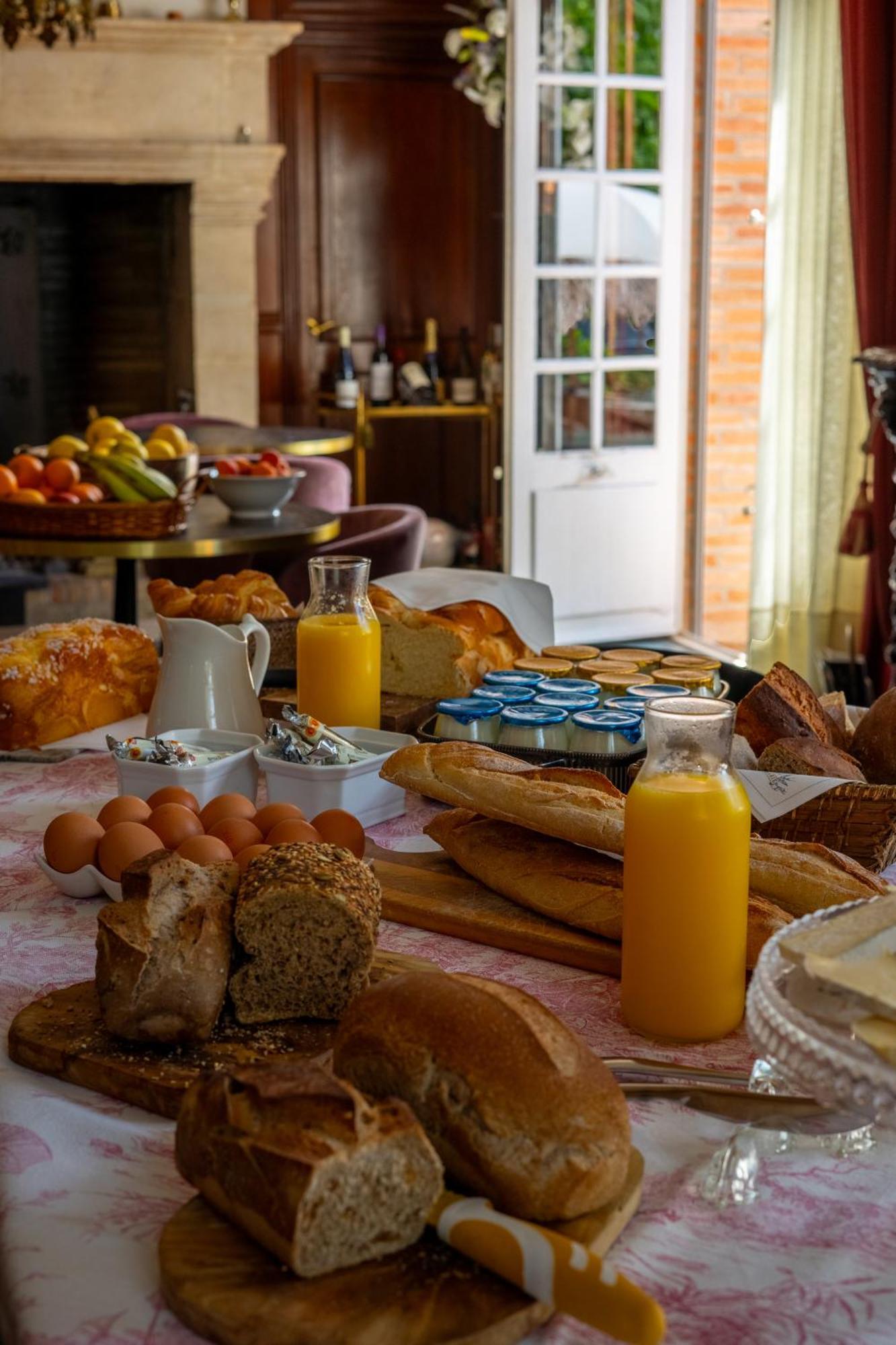 Castel Bois Marie, Maison D'Hotes Montauban Eksteriør bilde A continental breakfast