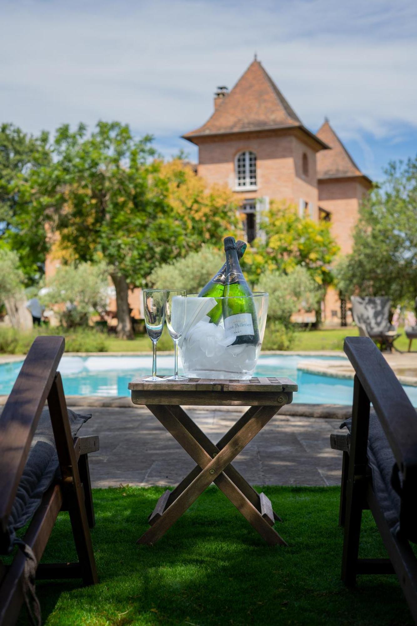 Castel Bois Marie, Maison D'Hotes Montauban Eksteriør bilde A bottle of champagne in a champagne bucket