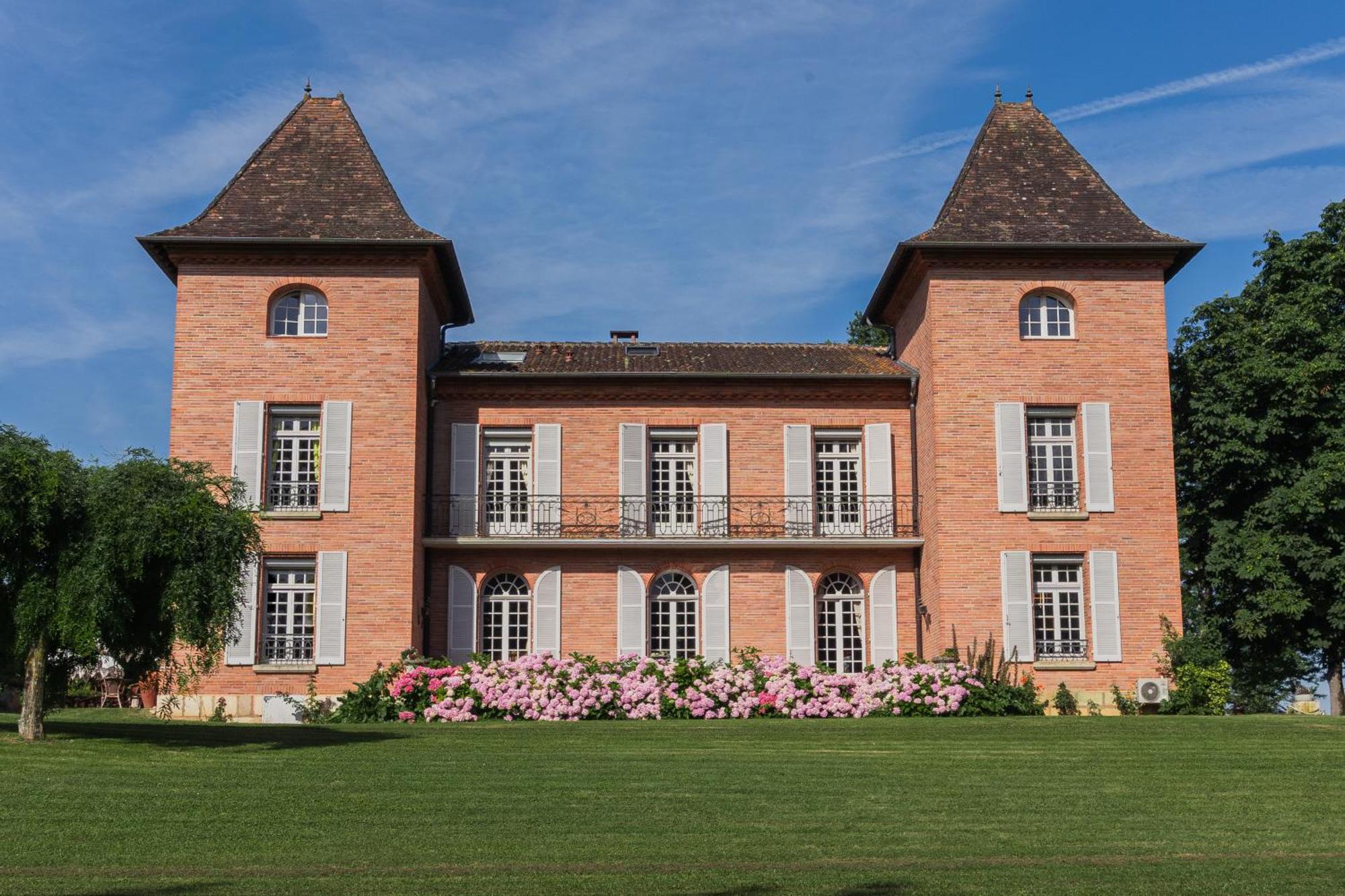 Castel Bois Marie, Maison D'Hotes Montauban Eksteriør bilde The chateau in Montferrand-lès-Sully